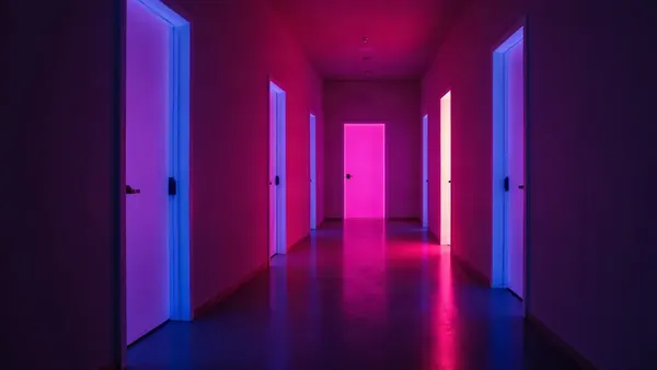 Pasillo oscuro con puertas luminosas, una de ellas entreabierta hacia una luz magenta (ilustración del artículo)