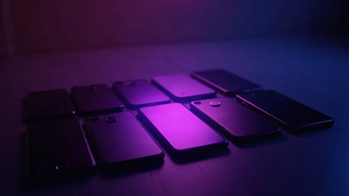 Varios smartphones alineados, con un foco violeta sobre el del centro (ilustración del artículo)